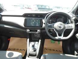 操作しやすい運転席廻り！操作パネルも使いやすい！！ドライブが楽しくなります！