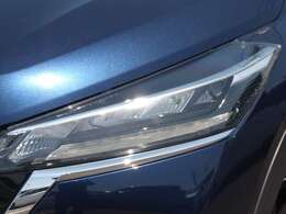 ヘッドライトはLEDなのでとても明るく、広い範囲に照らしてくれます。夜間の運転の安全も高めてくれます。