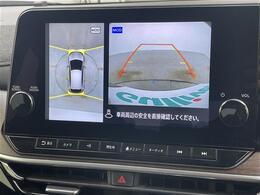【全方位モニター】まるでクルマを真上から見下ろしたかのような視点で駐車をサポートします！クルマの斜め後ろや真横など、前後左右の4つのカメラの映像が合成されて、モニターに映し出されます。