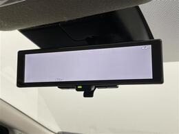 【デジタルインナーミラー（トヨタ）】車両後方カメラの映像をルームミラーに映すことが出来ます。 そのため、後席に人や荷物があって後方が見えづらい場合でもしっかり視界を確保することが出来ます。