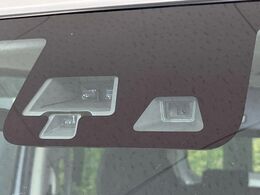 【エマージェンシーブレーキ】走行中に前方の車両等を認識し、衝突しそうな時は警報とブレーキで衝突回避と被害軽減をアシスト。より安全にドライブをお楽しみいただけます。