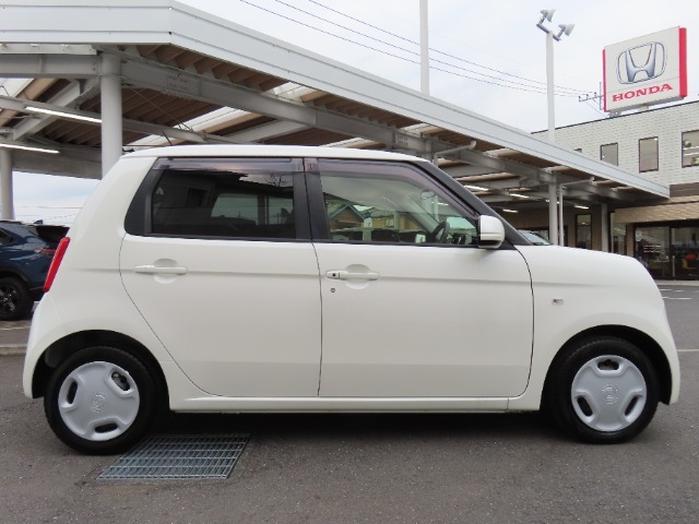 当社の優秀なスタッフがしっかり点検整備をさせていただいてからご納車いたします！さらに！ワイパーゴム、エレメント、エアクリーナーを新品交換させて頂いています！