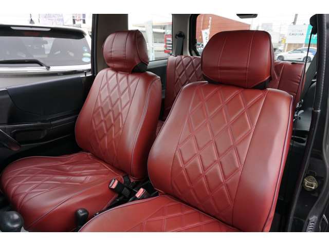★【助手席】運転席同様のシートカバー装着済み！カバーには擦れなど使用に伴うやれはございますが、まだまだ快適にご使用いただけるコンディションを保っております♪