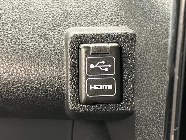 【HDMIソケット】　スマートフォンなどを接続するとディスプレイオーディオに画面表示され、停車時に動画も視聴可能です