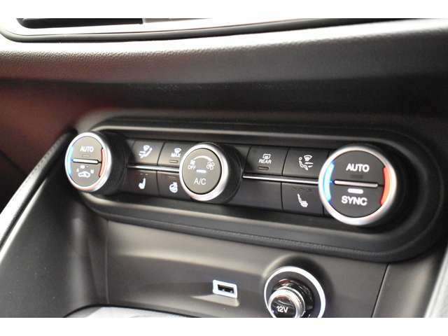 左右独立オートエアコンで快適な車内環境を提供します。