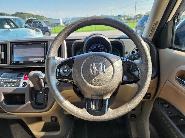 便利なステアリングスイッチも装備！運転中のオーディオ操作も安心です☆彡