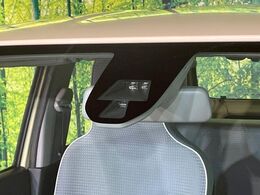 【スマートシティブレーキサポート】低速走行中に前方の車両等を認識し、衝突しそうな時は警報とブレーキで衝突回避と被害軽減をアシスト。より安全にドライブをお楽しみいただけます。