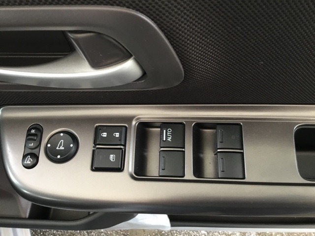 電動格納式リモコンドアミラーと、パワーウィンドウマスタースイッチ等は運転席ドアにあります。