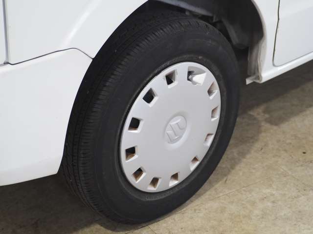 タイヤのホイールの細かいところまでキレイいにしてからお渡しします！