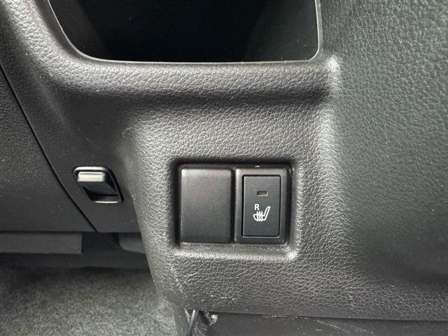 【シートヒーター】運転席用のシートヒーター付きです！寒い日も温まるので快適に運転できますよ！