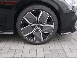 専用デザインの18インチアルミホイール（22540R18）R-Lineの存在感を際立たせます。