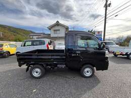 さらに、荷台前面パネルに、長尺物の収容に便利なスペースを設け、1,990mm（カタログ値）の荷台フロア長も実現しました。