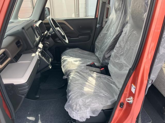【フロントシート】高めのヒップポイントで見晴らしが良く、運転もしやすいですよ◎運転席アームレストがついているので長距離運転時の疲労軽減になりますよ◎