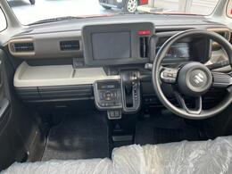 【インテリア】足元広々インパネシフト♪運転席から助手席への移動もラクラク♪運転席・助手席SRSエアバッグとSRSカーテンエアバッグ、フロントSRSサイドエアバッグ、6つのエアバッグを装備で安全装備充実