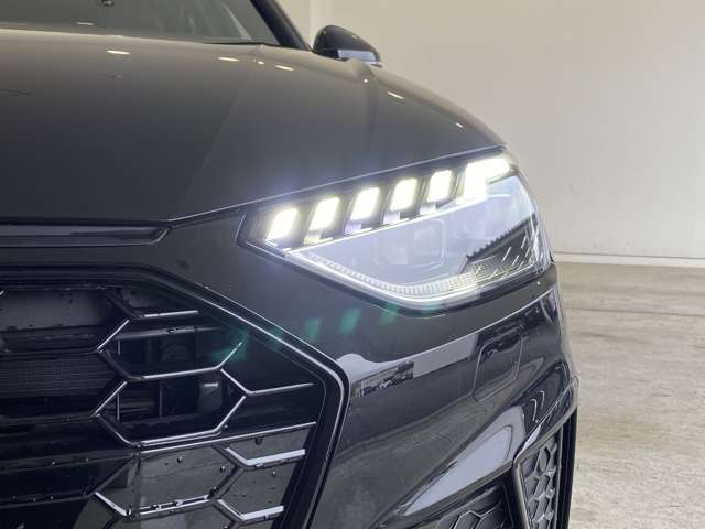 Audiデザインの特徴であるシングルフレームグリルが存在感を主張します。
