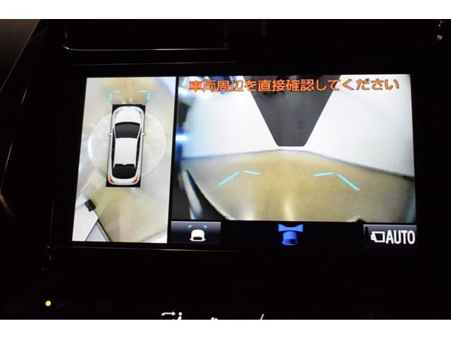 【パノラミックビューモニター】映像で、見づらい車両周辺の確認をアシスト。クルマを真上から見ているような映像を表示。 運転席から確認しにくい車両周囲の状況を把握。