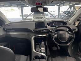 【ディスプレイオーディオ】アップルカープレイやブルートゥース接続など多彩な機能を併せ持っており、インパネ周りがすっきりしてますね！