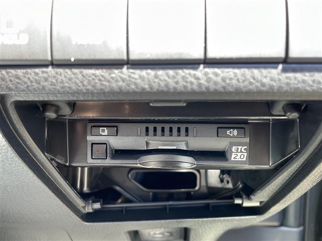 【ETC】有料道路を利用する際に料金所で停止することなく通過できる、ETC車載器（ノンストップ自動料金収受システム機器）が装備されています。セットアップを行うことで利用可能になります。