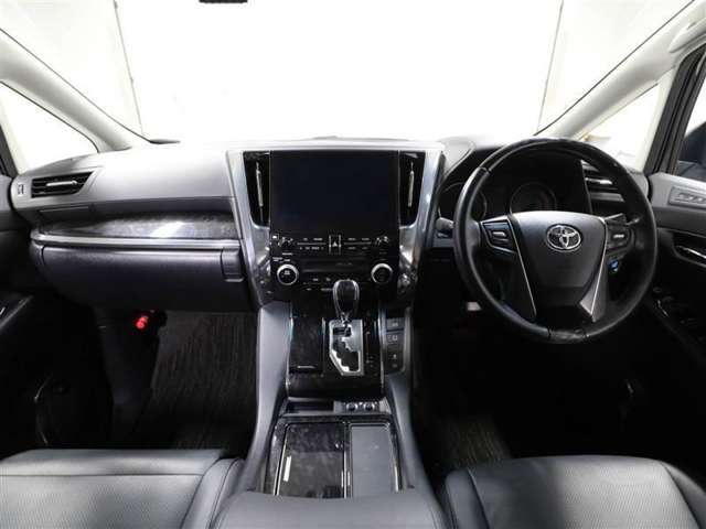 上質で落ち着いた印象のインパネ。視界も広々で運転しやすいです。