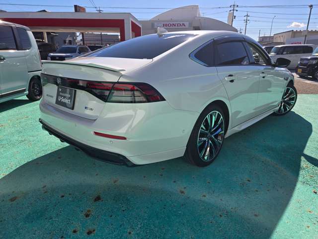 リアスポイラーに加えトランクスポイラーも装着しております。