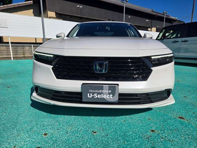 フロントスポイラー装着により重圧感のあるフロントフェイスです。