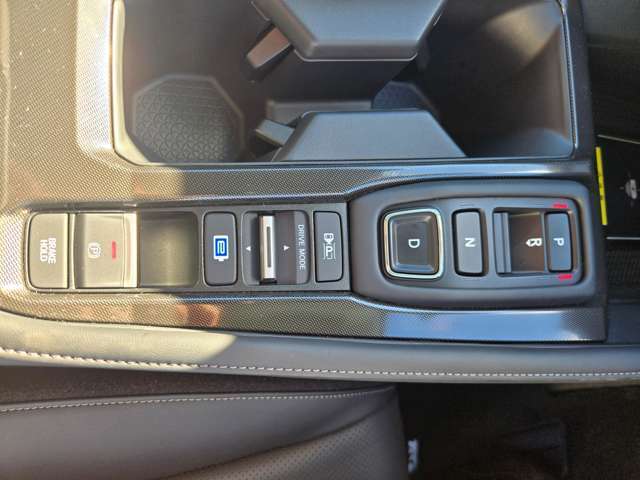 ギアセレクター、アコードは電子サスペンションにより乗り心地もご調整が可能です。