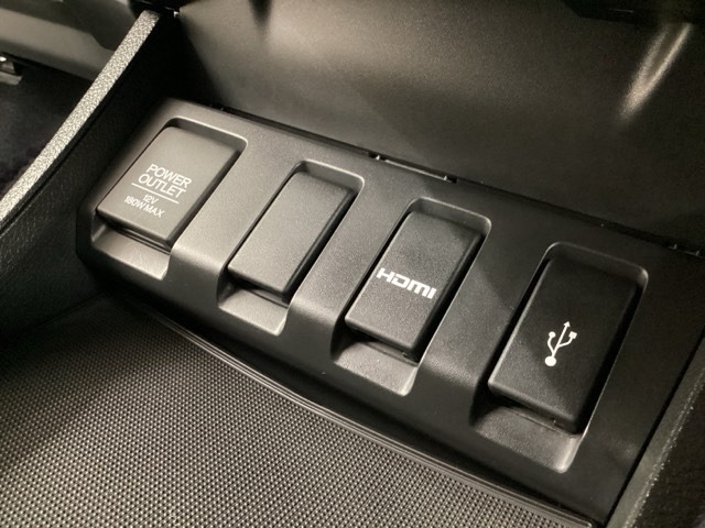 ソケット類も充実☆対応のケーブルがあれば車内でスマホなどの充電が可能です☆