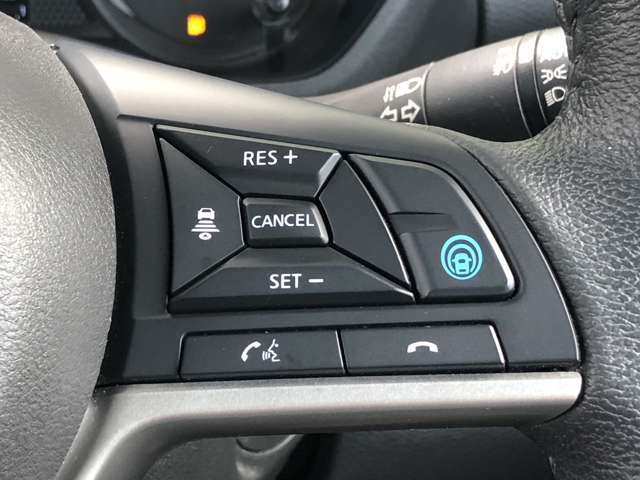 【プロパイロット搭載】　高速道路や自動車専用道を運転中、負担に感じる運転操作（アクセル ブレーキ ハンドル操作・車間距離）をクルマがコントロール。ドライバーの負担を軽減します。