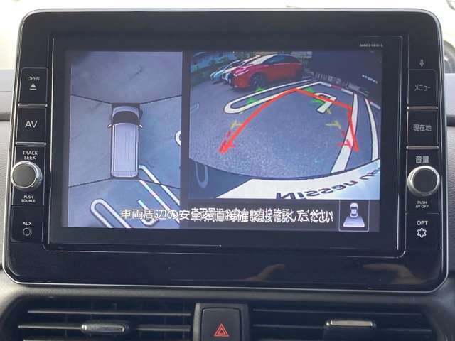 【アラウンドビューモニター装備】　フロント・左右ドアミラー・リヤの4つのカメラにより、車両を真上から見ているような映像をディスプレイに表示します。正確な駐車や取り回しを容易に行うことができます。