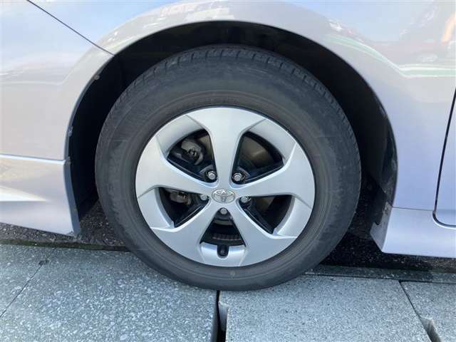 純正アルミ付き。タイヤサイズは195/65R15、現在は夏タイヤ装着で残り溝は約2ミリです