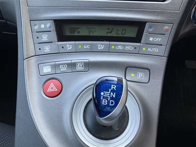 オートエアコンなので、お好みの温度に設定するだけで車内を快適空間にしてくれます。