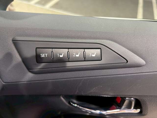 【運転席ポジションメモリー付パワーシート】ワンタッチで記憶させていたシートの前後・リクライニングはもちろんシートリフターも備えます☆快適なドライブをお楽しみ下さい♪