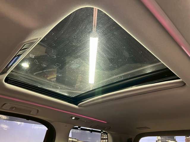 解放感溢れる【サンルーフ】☆車内には爽やかな風や太陽の穏やかな光が差し込みます☆