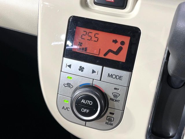 【オートエアコン】一度お好みの温度に設定すれば、車内の温度を検知し風量や温度を自動で調整。暑い…寒い…と何度もスイッチ操作をする必要はありません。快適な車内空間には必須の機能ですね♪