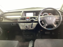 車内は光触媒抗菌消臭施工済です。インパネ周りはスタイリッシュなデザインで機能や装備も充実しています。グローブボックスやカップホルダーのほかにトレーなどたくさんの収納スペースが付いています。