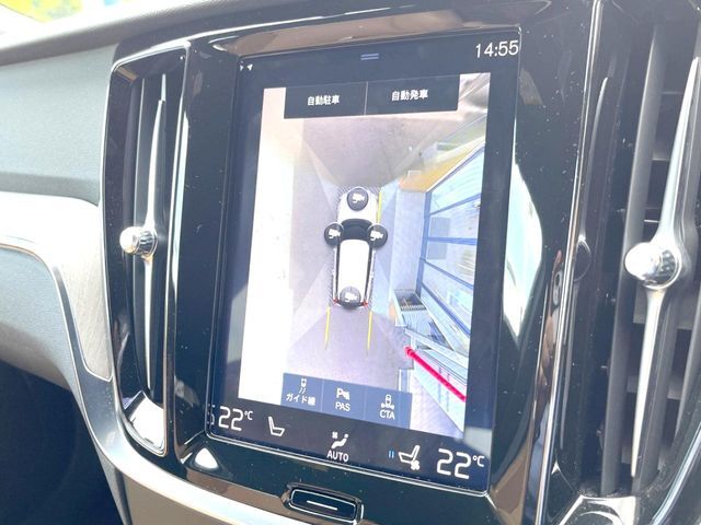 【360°ビューカメラ】4台の高解像度カメラで360度の鳥瞰図を表示。隣の車や壁、死角にある障害物などを画面で確認できるため、狭いスペースでの駐車・出入りも安心です。