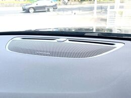 【harman　kardon】ハーマンカードンのHi-Fiスペシャリストと共に、モデル別に開発・設計された専用チューニングが臨場感溢れる音響空間を実現しています。