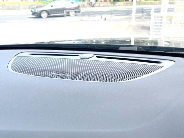 【harman　kardon】ハーマンカードンのHi-Fiスペシャリストと共に、モデル別に開発・設計された専用チューニングが臨場感溢れる音響空間を実現しています。