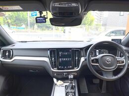大人気ステーションワゴンV60のクロスカントリーモデルが入庫しました！安全装備は快適装備も充実しております！追従機能も搭載でロングドライブも楽ちん♪スタッフお勧めの一台です早い者勝ちです！