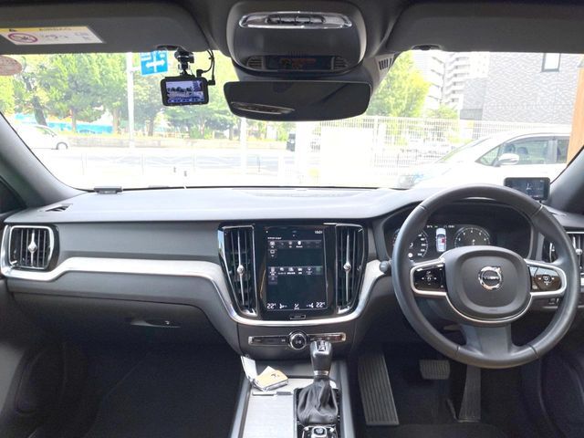 大人気ステーションワゴンV60のクロスカントリーモデルが入庫しました！安全装備は快適装備も充実しております！追従機能も搭載でロングドライブも楽ちん♪スタッフお勧めの一台です早い者勝ちです！