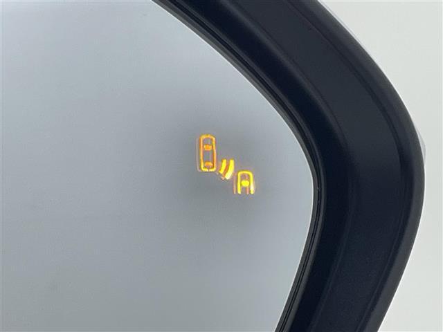【BSM（ブラインドスポットモニター）】隣車線上の側方および後方から接近する車両を検知すると、検知した側のドアミラーが点灯。その状態でウインカーを出すと、インジケーターの点滅と警報音で警告します。