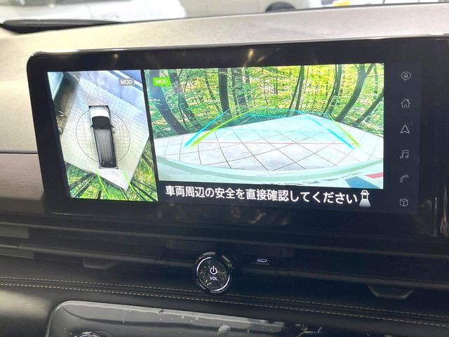 【アラウンドビューモニター】専用のカメラにより、上から見下ろしたような視点で360度クルマの周囲を確認することができます☆死角部分も確認しやすく、狭い場所での切り返しや駐車もスムーズに行えます。