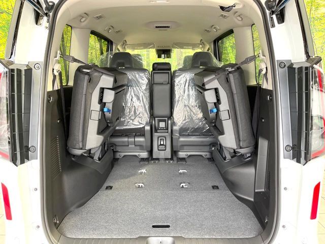 後席を格納すると、これだけの広さが！シーンに合わせたシートアレンジで、大きな荷物も積むことが出来ます♪