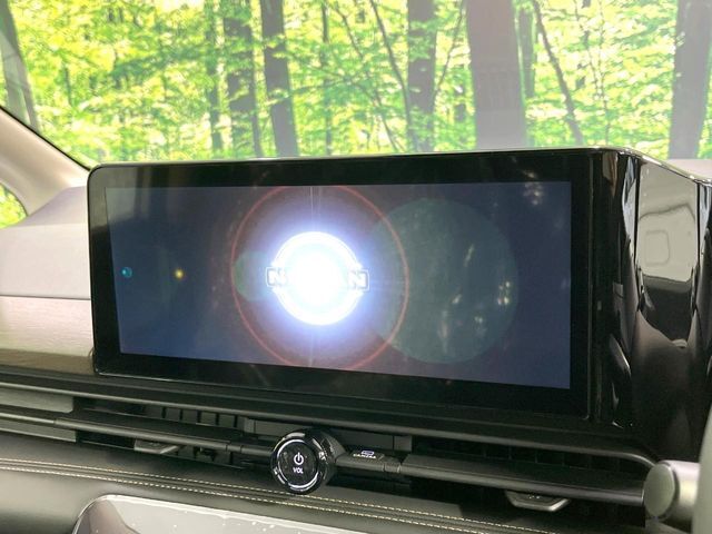 【12インチメーカー純正ナビ】インテリアに溶け込むスタイリッシュな「専用設計」メーカーナビを装備♪視認性や操作性など基本性能にも優れ、より上質なカーライフをお楽しみいただけます。
