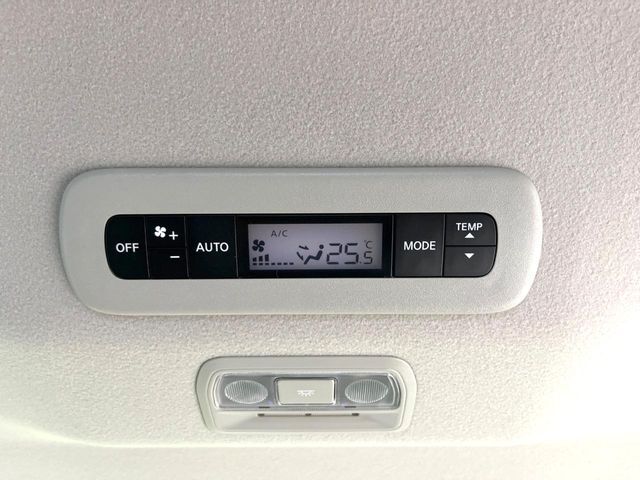 【リアオートエアコン】広い後部座席には必須の機能！風量や温度を自動で調整し前席と同様な車内環境にしてくれるリアオートエアコンを装備。夏の暑さも冬の寒さもストレスなく快適にお過ごしいただけます♪