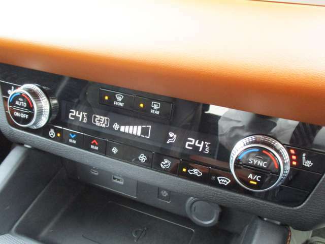 3ゾーン独立温度コントロール式フルオートエアコン☆運転席、助手席、後席それぞれで温度設定が可能です。