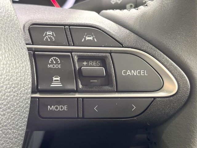 【レーダークルーズコントロール】高速道路での長距離走行が楽に！！自動で速度を保つクルーズコントロールが、衝突軽減システムと連携し、前方の車両を感知して車間を保つように速度調節してくれます！！