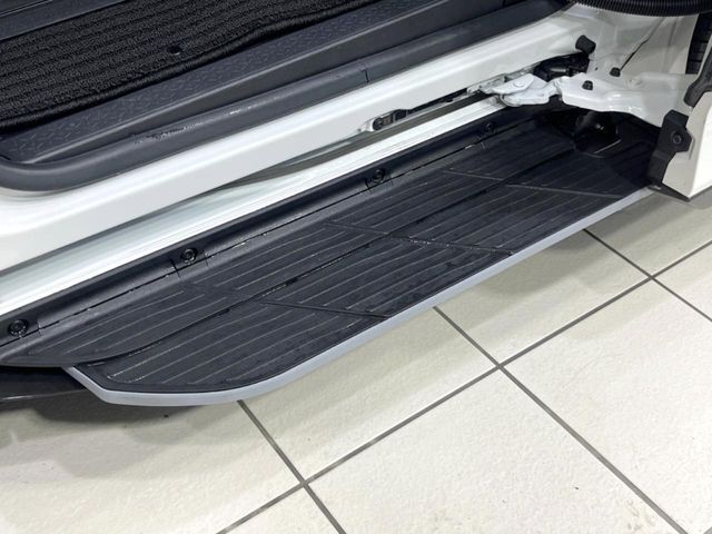 【電動サイドステップ】車高の高いお車でも、これがあれば小さいお子様の乗り降りも楽々♪スライドドアと連動して作動する為、煩わしい操作は不要です！