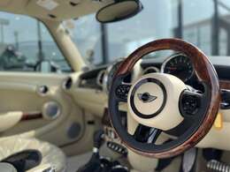 【ハンドル】軽い力で扱いやすいハンドルです。目立つ傷やスレなどなく綺麗な状態です！除菌プランいれていただくとさらに快適に！清潔なお車はお子様にも安心ですね！