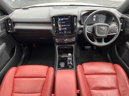 日本カーオブザイヤー受賞のXC40が入庫しました！デザインや走行性能、安全装備など全てにおいて評価をいただいております！ボルボ自慢の一台です！早い者勝ちです！